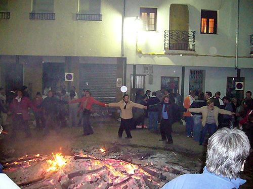 Bailando alrededor de la hoguera