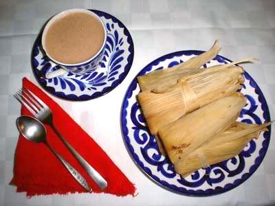 Tamales con chocolate caliente